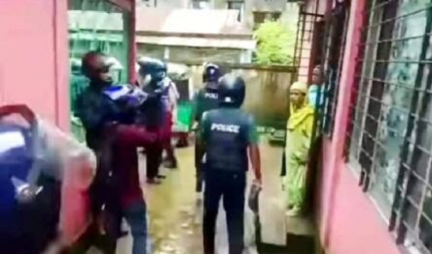 পুলিশকে জুতা মেরে ঠিক করার হুমকি দিলেন সিলেটের এক নারী পুলিশকে জুতা মেরে ঠিক করার হুমকি দিলেন সিলেটের এক নারী