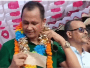 সমাবেশ মঞ্চে বিএনপি নেতাকে ১০ লাখ টাকার চেক দিলেন এক কর্মী