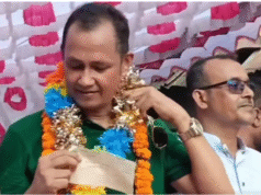 সমাবেশ মঞ্চে বিএনপি নেতাকে ১০ লাখ টাকার চেক দিলেন এক কর্মী