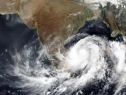 ১০০ কিলোমিটার বেগে তাণ্ডবের আশঙ্কা, বাতিল বিমান-ট্রেন চলাচল