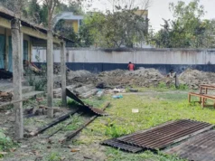 ছাত্রাবাসের টিন খুলে বিক্রি করলেন ছাত্রদল নেতা!