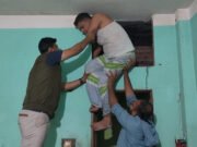 বাথরুমের ফলস ছাদে লুকিয়ে থাকা আসামিকে গ্রেপ্তার করল পুলিশ