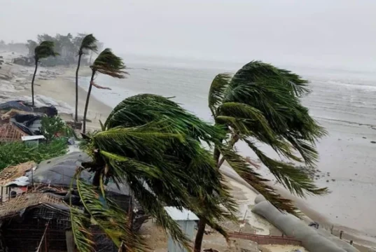 সকালের মধ্যেই যেসব জেলায় ৬০ কিমি বেগে ঝড়ের শঙ্কা, নদীবন্দরে সতর্কতা
