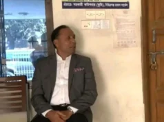 তালাবদ্ধ অফিসের সামনে বসলেন ভূমি প্রতিমন্ত্রী, আসেননি কোনো কর্মকর্তা