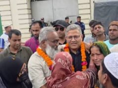 জেলগেটে আ.লীগ নেতাকে মালা দিয়ে বরণ করলেন বিএনপির এমপি