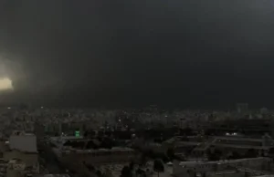 ঘন কালো মেঘে ছেয়ে গেছে ইরানের আকাশ, ঝরছে অদ্ভুত ‘কালো বৃষ্টি’