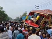 ১ কিলোমিটার দূরে বাস টিকে টেনে নিয়ে গিয়ে ট্রেন থামে