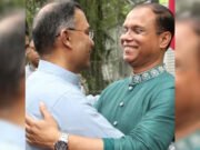 নেতার সঙ্গে সহযাত্রীর আলিঙ্গন, দূরত্ব নেই, আছে হৃদয়ের টান