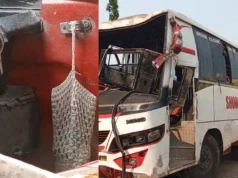 সেই বাসের স্টিয়ারিংয়ে চাবি লাগানো, পাশেই ঝুলছে সাবান