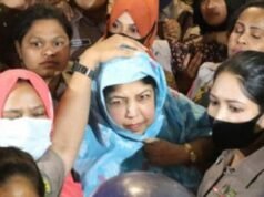 ভিড়ে সিঁড়িতে পড়ে ব্যথায় চিৎকার শিরীন শারমিনের, যা জানা গেল