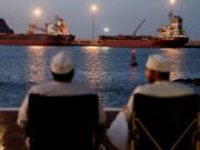 হরমুজ প্রণালি ব্যবহারের জন্য ‘টোল নেবে’ যে দুই দেশ