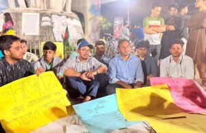 গণভোটের রায় বাস্তবায়নের দাবিতে ঢাবি শিক্ষার্থীর আমরণ অনশন, ডাকসু ভিপির সংহতি