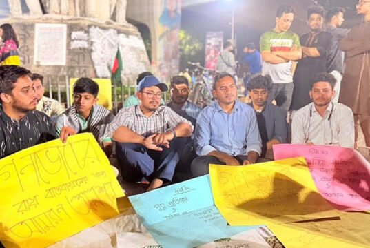 গণভোটের রায় বাস্তবায়নের দাবিতে ঢাবি শিক্ষার্থীর আমরণ অনশন, ডাকসু ভিপির সংহতি