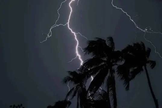 রাতে ৬০ কিলোমিটার বেগে ঝড় হতে পারে যেসব অঞ্চলে