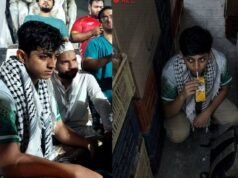 ‘ঢাবিতে অনশনরত শিক্ষার্থীর জুস পান’—ছবিটির বিষয়ে যা জানা গেলগণভোটের রায় দ্রুত বাস্তবায়নসহ তিন দফা দাবিতে ঢাকা বিশ্ববিদ্যালয়ের (ঢাবি) রাজু ভাস্কর্যের পাদদেশে আমরণ অনশনে বসেছেন তিন শিক্ষার্থী। তাদের মধ্যে একজনের লুকিয়ে জুস খাওয়ার ছবি সামাজিক যোগাযোগ মাধ্যমে ভাইরাল হয়েছে। ফেসবুকের বিভিন্ন একাউন্ট থেকে দাবি করা হচ্ছে, অনশনরত অবস্থায় লুকিয়ে জুস পান করছেন ওই শিক্ষার্থী। শনিবার (১১ এপ্রিল) রিউমার স্ক্যানার টিম তাদের ফেসবুক পেজে জানিয়েছে, ঢাবিতে অনশনরত শিক্ষার্থীর লুকিয়ে জুস পানের দৃশ্য দাবিতে ছড়ানো ছবিগুলো এআই দিয়ে তৈরি। অনশনে বসা শিক্ষার্থীরা হলেন— ঢাবির আন্তর্জাতিক সম্পর্ক বিভাগের ২০২৩-২৪ শিক্ষাবর্ষের শিক্ষার্থী ও মুক্তিযোদ্ধা জিয়াউর রহমান হল সংসদের কার্যনির্বাহী সদস্য মো. সাদিক মুনওয়ার মুনেম, সমাজবিজ্ঞান বিভাগের ২০২৪-২৫ শিক্ষাবর্ষের সাকিবুর রহমান এবং নর্থ সাউথ বিশ্ববিদ্যালয়ের মিডিয়া কমিউনিকেশন অ্যান্ড জার্নালিজম বিভাগের শিক্ষার্থী শেখ মোস্তাফিজ। অনশনরত শিক্ষার্থীদের তিন দাবি হলো— ১. গণভোট নিয়ে নাটকীয়তা বন্ধ করে গণভোটে উল্লিখিত বিষয়গুলো সংসদে উত্থাপন ও বাস্তবায়ন করা ২. গুম প্রতিরোধ ও প্রতিকারসহ গুরুত্বপূর্ণ অধ্যাদেশগুলো সংসদে বিল আকারে উত্থাপন করা ৩. গণভোট ও জুলাই সনদে উল্লিখিত বিষয়সমূহ বাস্তবায়নে পূর্ণাঙ্গ রোডম্যাপ প্রকাশ করা। জুলাই জাতীয় সনদ বাস্তবায়নে গণভোট করার জন্য অন্তর্বর্তী সরকারের আমলে জারি করা গণভোট অধ্যাদেশ, গুম প্রতিরোধে করা অধ্যাদেশ, পুলিশ কমিশন গঠনের লক্ষ্যে জারি করা অধ্যাদেশসহ ১৩টি অধ্যাদেশ নির্ধারিত সময়ের মধ্যে অনুমোদন বা অননুমোদন কোনোটাই করেনি জাতীয় সংসদ। ফলে এই অধ্যাদেশগুলো কার্যকারিতা হারিয়েছে। সংবিধানের নিয়ম অনুযায়ী, অন্তর্বর্তী সরকারের আমলে জারি করা ১৩৩টি অধ্যাদেশ গত ১২ মার্চ ত্রয়োদশ সংসদের প্রথম বৈঠকে উত্থাপন করা হয়। এর মধ্যে এই ১৩ অধ্যাদেশও ছিল। অধ্যাদেশগুলো অনুমোদনের শেষ সময় ছিল শুক্রবার। এ সময়ের মধ্যে এগুলো অনুমোদন বা অননুমোদনে কোনো বিল সংসদে আনা হয়নি। সংসদ না থাকা অবস্থায় জারি করা অধ্যাদেশ সংসদের প্রথম বৈঠকে উত্থাপন করতে হয়। এরপর ৩০ দিনের মধ্যে তা হয় পাশ করতে হয়, নইলে প্রয়োজনে হেফাজতকরণব্যবস্থা রেখে রহিতকরণ বিল আনতে হয়। হেফাজতকরণ হলো অধ্যাদেশের অধীনে নেওয়া সিদ্ধান্ত বহাল রাখা। সংসদে পাশ অথবা রহিত করা না হলে অধ্যাদেশ স্বয়ংক্রিয়ভাবে কার্যকারিতা হারায়। ত্রয়োদশ জাতীয় সংসদ নির্বাচনের দিন, অর্থাৎ গত ১২ ফেব্রুয়ারি জুলাই জাতীয় সনদের সংবিধান সম্পর্কিত প্রস্তাবগুলো বাস্তবায়নের লক্ষ্যে গণভোট অনুষ্ঠিত হয়। এতে ‘হ্যাঁ’ জয়ী হয়েছে। যদিও বিএনপির সংসদ সদস্যরা গণভোট অনুযায়ী সংবিধান সংস্কার পরিষদের সদস্য হিসেবে শপথ নেননি। জামায়াতে ইসলামী ও জাতীয় নাগরিক পার্টিসহ (এনসিপি) ১১–দলীয় নির্বাচনি ঐক্যের সংসদ সদস্যরা সংবিধান সংস্কার পরিষদের শপথ নিয়েছেন। উল্লেখ্য, জুলাই জাতীয় সনদের সংবিধান সম্পর্কিত প্রস্তাবগুলো বাস্তবায়নে জুলাই জাতীয় সনদ (সংবিধান সংশোধন) বাস্তবায়ন আদেশ জারি করেছিল অন্তর্বর্তী সরকার। সেখানে আদেশটি এবং জুলাই সনদের সংবিধান সম্পর্কিত প্রস্তাব নিয়ে গণভোট আয়োজনের কথা বলা হয়। এরপর গণভোট আয়োজনে ‘গণভোট অধ্যাদেশ’ জারি হয়। বিএনপি বলে আসছিল সংসদ না থাকা অবস্থায় রাষ্ট্রপতি অধ্যাদেশ জারি করতে পারেন, সংবিধান সংশোধনের আদেশ নয়। বিএনপির স্থায়ী কমিটির সদস্য ও স্বরাষ্ট্রমন্ত্রী সালাহউদ্দিন আহমদ গত ৩১ মার্চ সংসদে ‘জুলাই জাতীয় সনদ (সংবিধান সংস্কার) বাস্তবায়ন আদেশ, ২০২৫’-কে অন্তর্বর্তী সরকারের ‘অন্তহীন প্রতারণার দলিল’ ও ‘জাতীয় প্রতারণা’ আখ্যায়িত করেন। তিনি বলেন, এই আদেশের কোনো আইনি বৈধতা নেই এবং এটি সূচনা থেকেই অবৈধ।