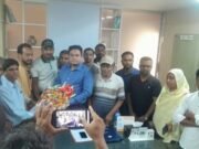 যাকে পুলিশ খুঁজছে তিনি ফুল দিচ্ছেন ইউএনওকে