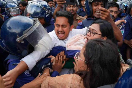 যুগে যুগে ভাইয়েরা এভাবেই বোনদের জন্য ঢাল হয়ে দাঁড়িয়ে থাকে’