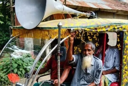 নাতির সঙ্গে আর্থিক লেনদেন না করার জন্য এলাকাজুড়ে মাইকিং করিয়েছেন এক দাদা।