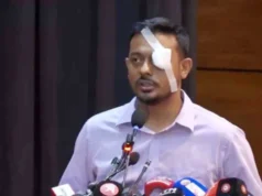 চোখে ব্যান্ডেজ নিয়ে বক্তব্য দিলেন নাসীরুদ্দীন পাটওয়ারী