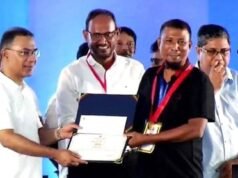 প্রধানমন্ত্রী হাত থেকে স্বর্ণপদক গ্রহণ করেছেন আওয়ামী লীগ সভাপতি