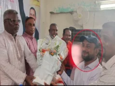 বিএনপি নেতাদের ফুল দিয়ে মঞ্চে উঠলেন আ.লীগ নেতা