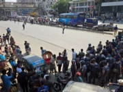 রাজধানীতে সড়ক অবরোধ যান চলাচল বন্ধ