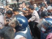 রবীন্দ্রনাথের গ্রাফিতিতে কালি: জামিন শুনানিতে আইনজীবীদের মারামারি