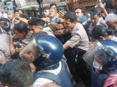 রবীন্দ্রনাথের গ্রাফিতিতে কালি: জামিন শুনানিতে আইনজীবীদের মারামারি